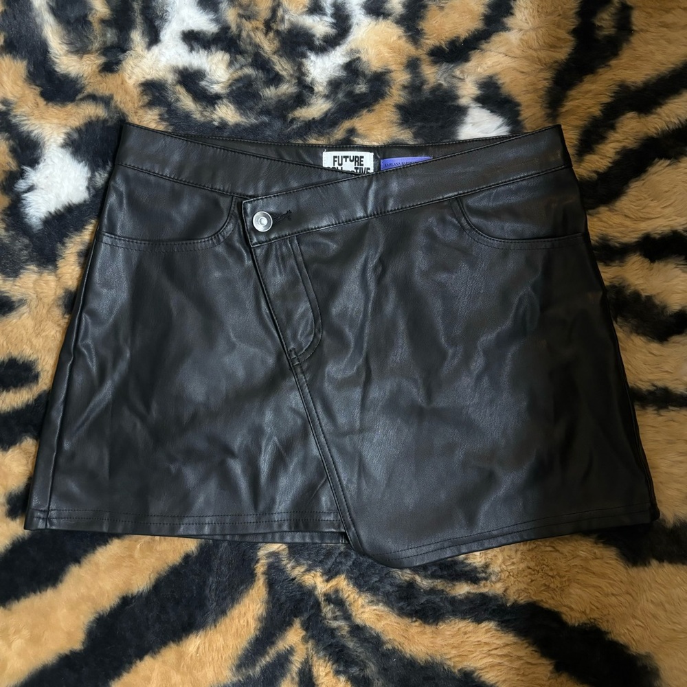Black faux leather zip up mini skirt